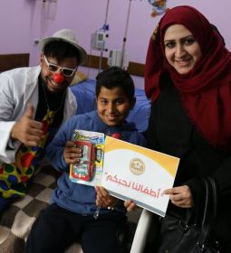 الجامعة تزور الأطفال المرضى بالسرطان في مستشفى د.عبد العزيز الرنتيسي